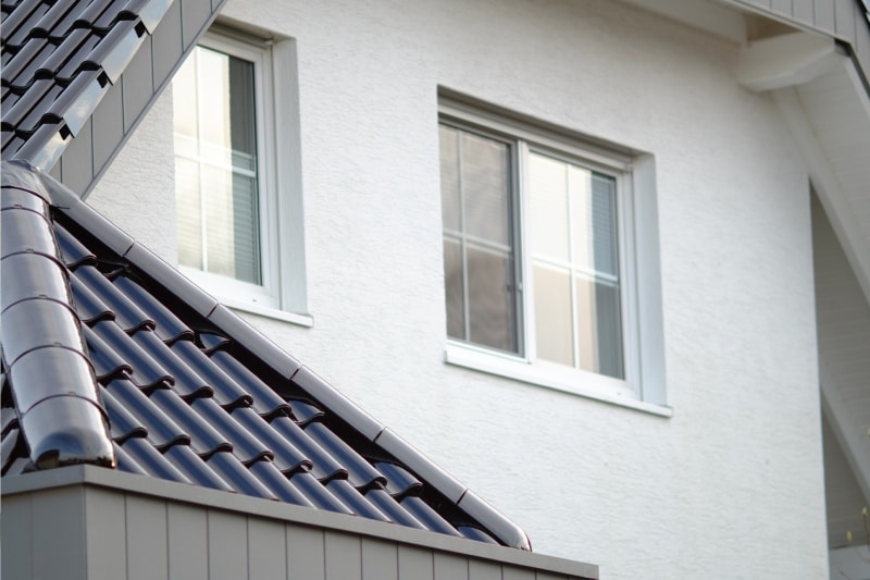 fachada con ventana blanca