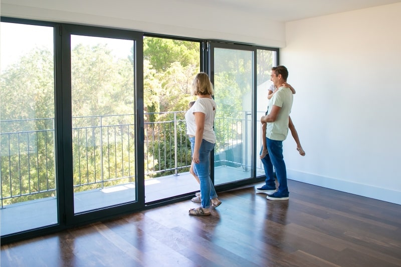 familia frente a un ventanal