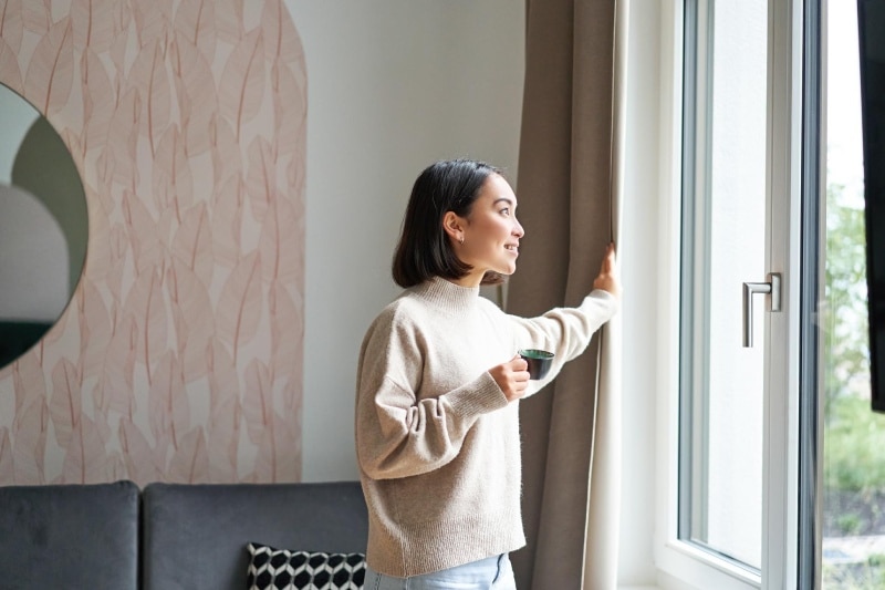 mujer con persiana motorizada