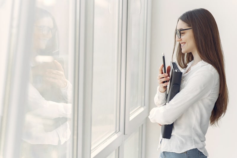 mujer feliz con ventanas seguras